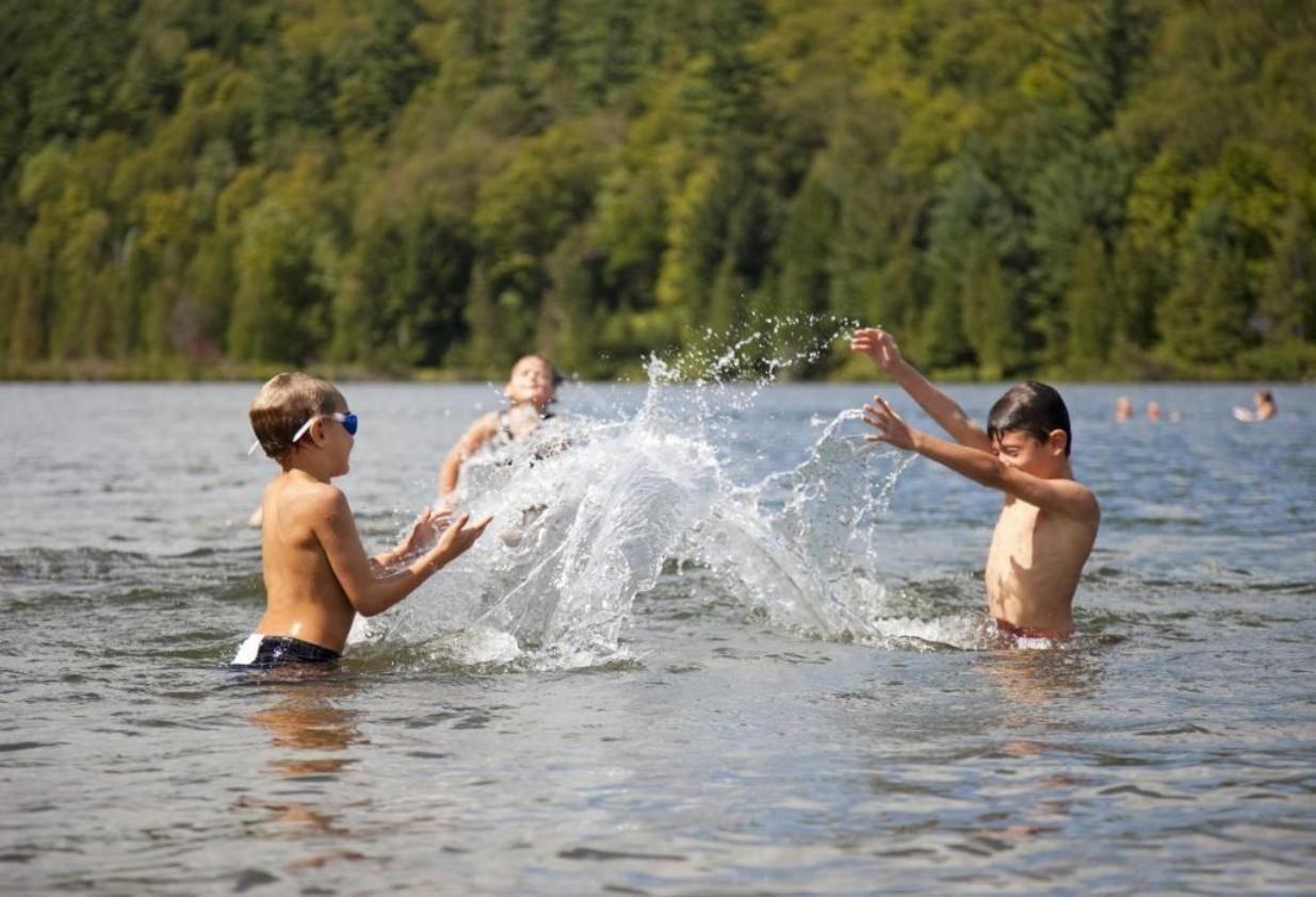 дети купаются на озере